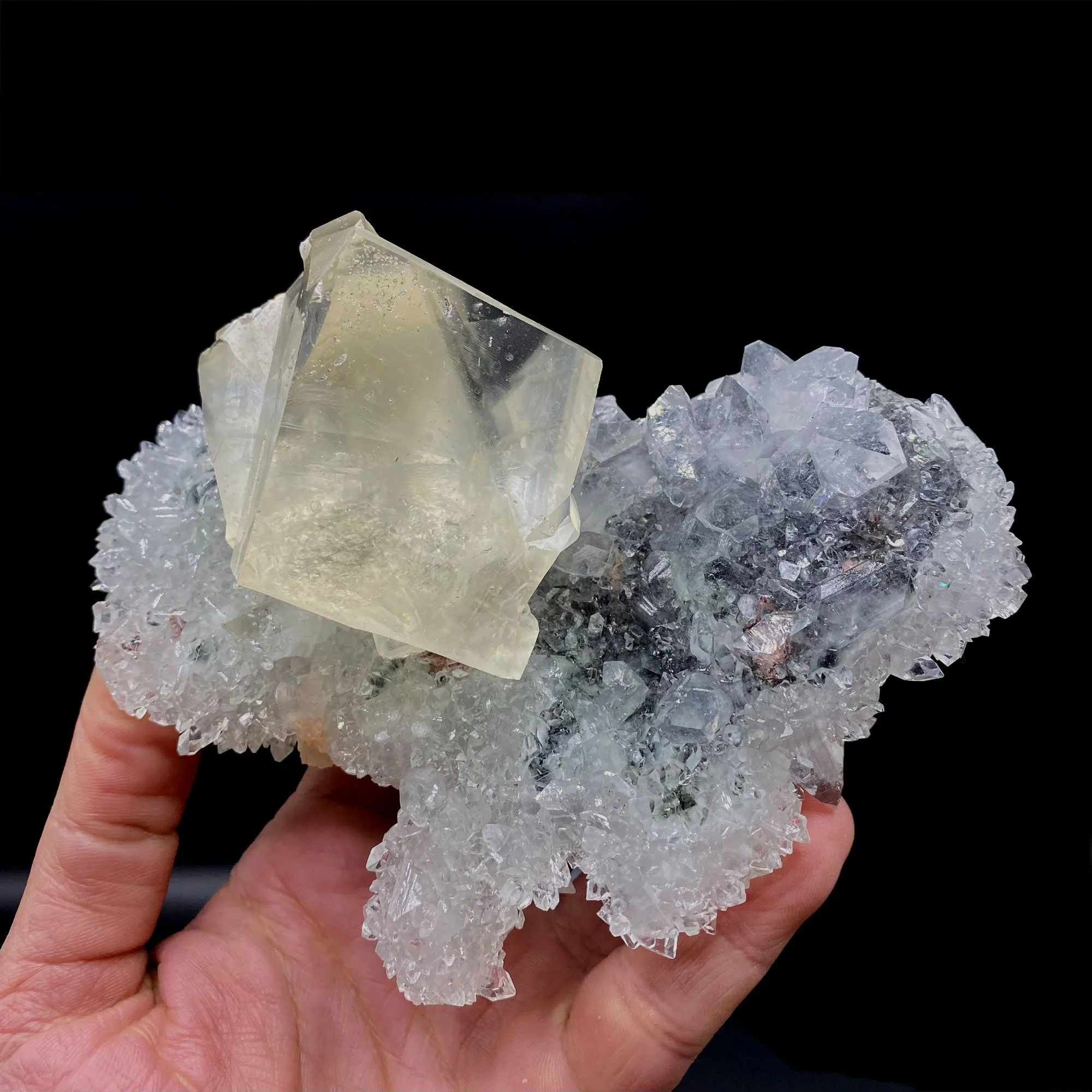 Calcite with Apophyllite on Heuladnite # Q9