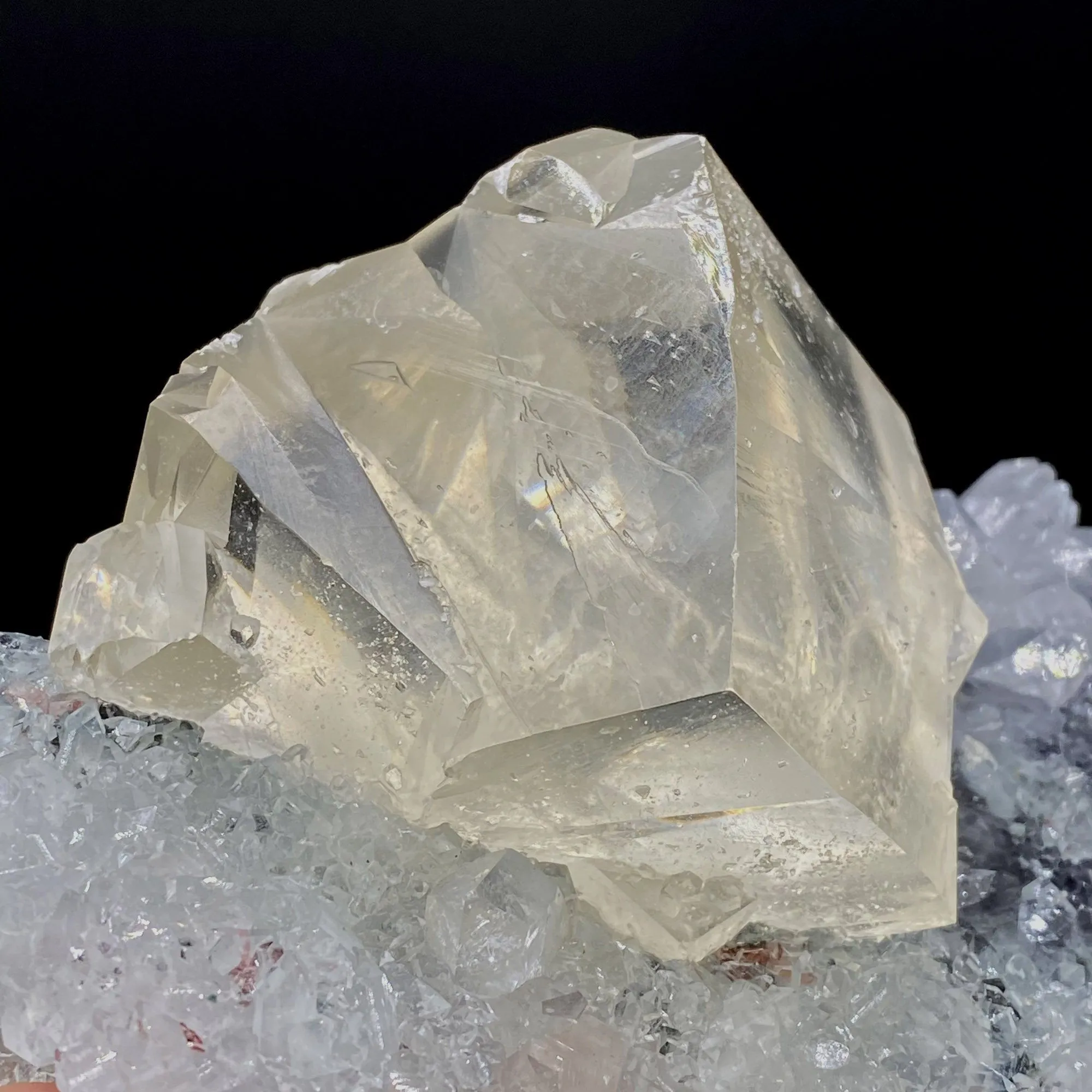 Calcite with Apophyllite on Heuladnite # Q9
