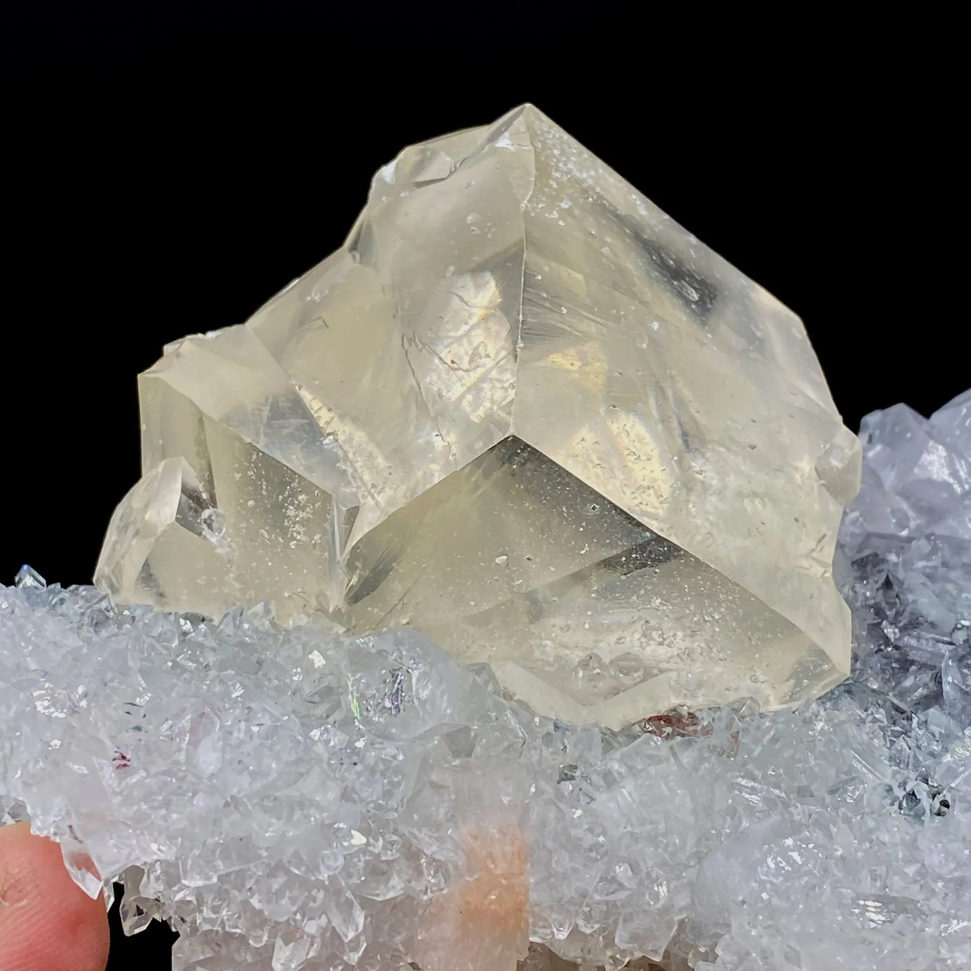 Calcite with Apophyllite on Heuladnite # Q9