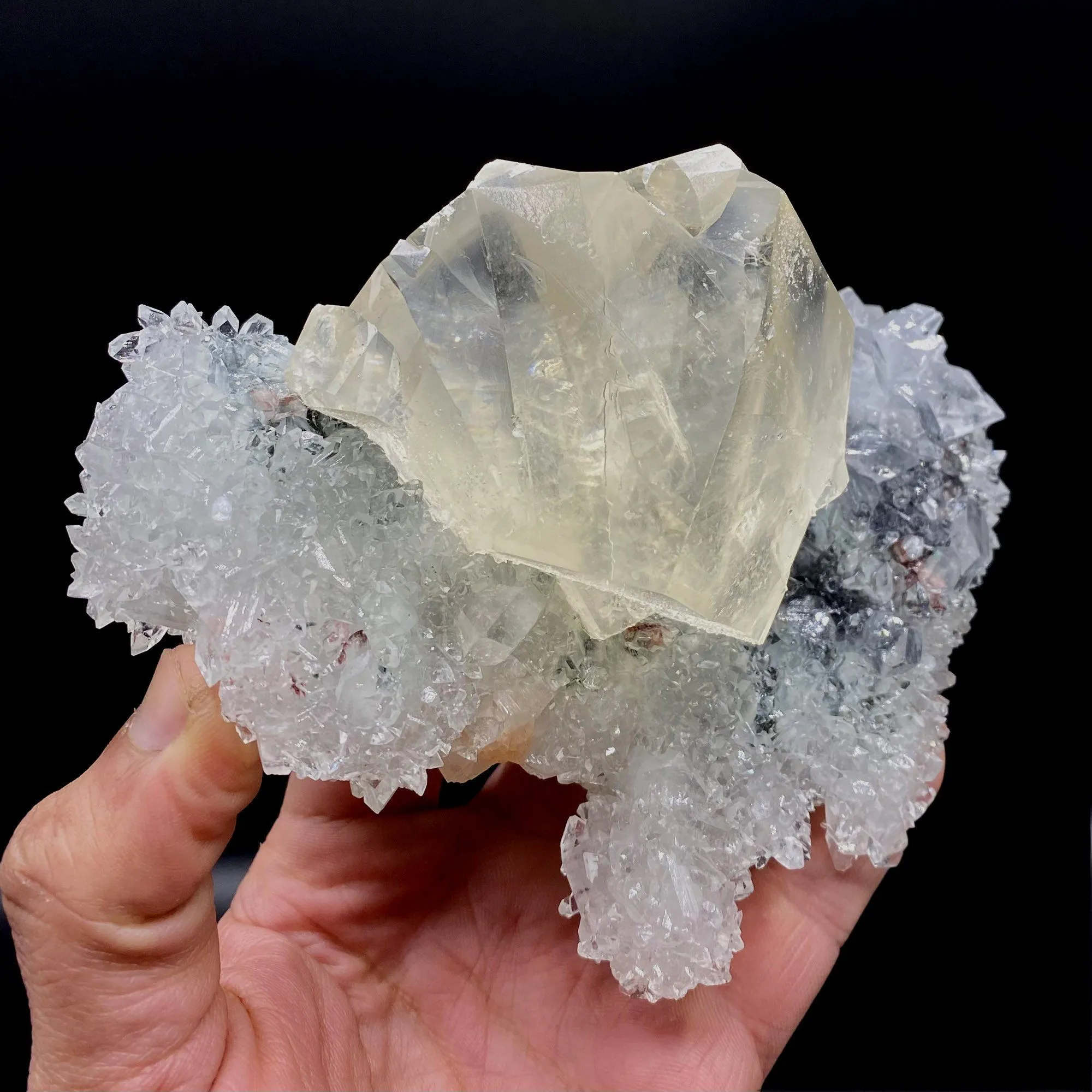 Calcite with Apophyllite on Heuladnite # Q9