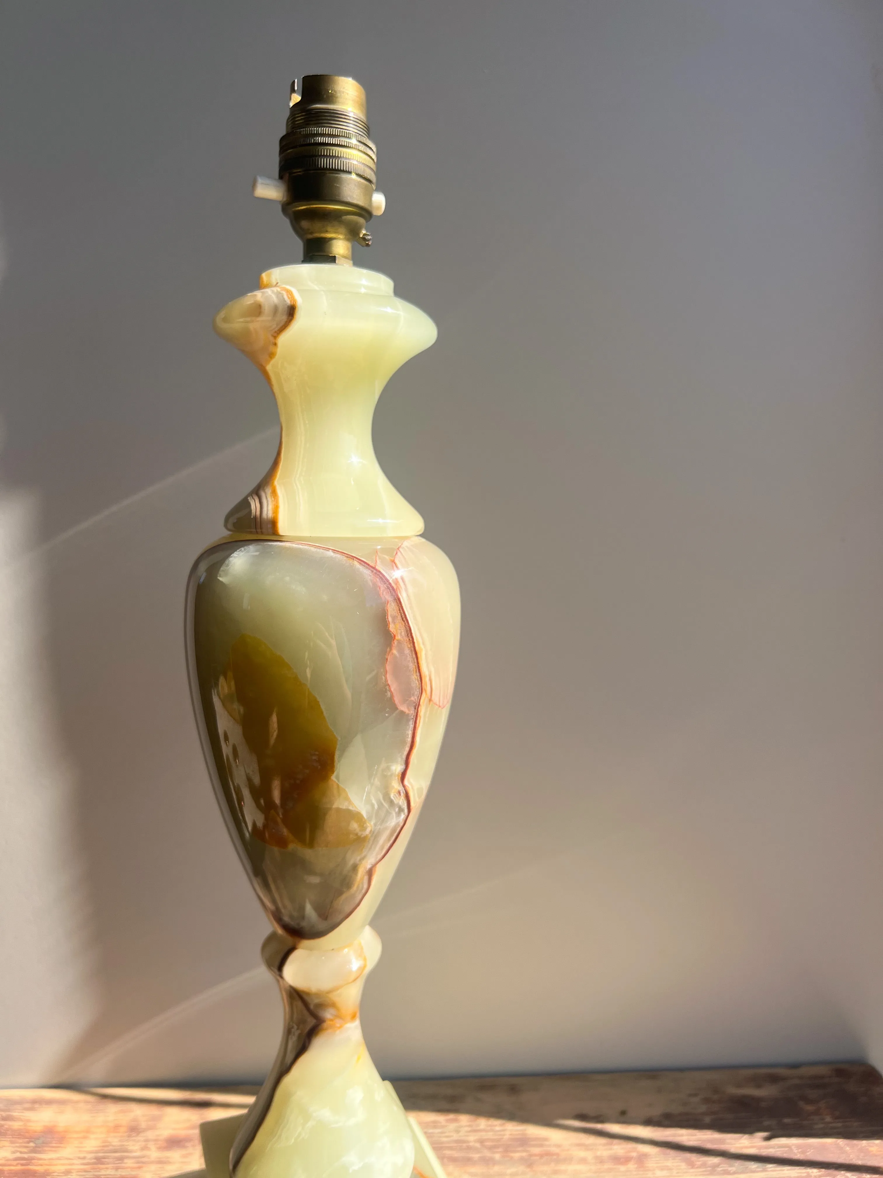 Vintage Midcentury Solid Hand-Carved Italian Onyx Lamp  Fully Working